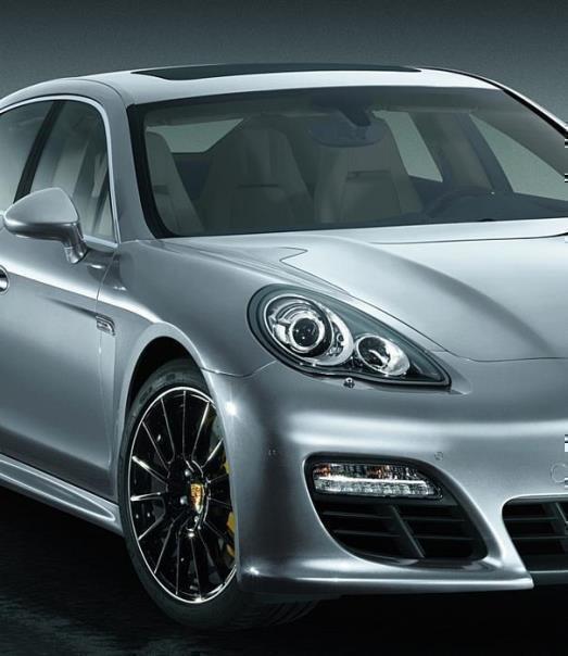 Panamera mit Sport Design-Paket und 20-Zoll Panamera Sport-Rad lackiert in Schwarz Hochglanz 